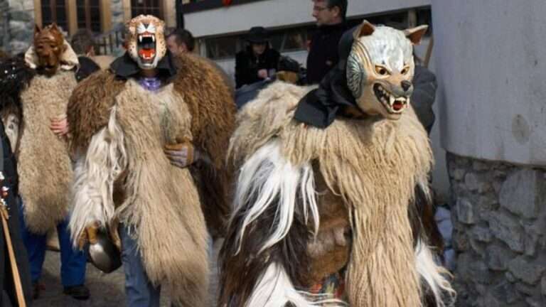 L’inizio del Carnevale di Evolène slitta al 10 gennaio per Crans-Montana Il Carnevale di Evolène, Le Carnaval d’Evolène (c) CC BY-SA 4.0, Flo1291, Wikimedia Commons
