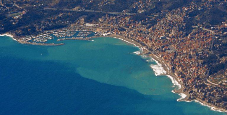 Auto in mare a Varazze, Des autos dans la mer à Varazze (c) CC BY-SA 4.0, Pampuco, Wikimedia Commons