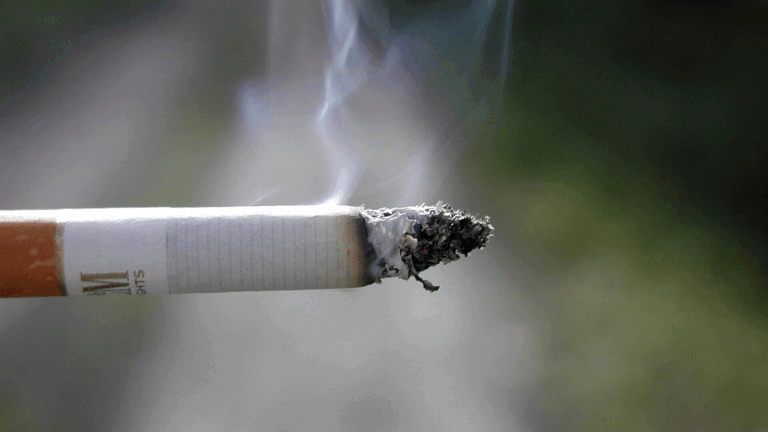 Cigarettes plus chères en Italie : moins d’achats également chez les fumeurs français ? I rincari sulle sigarette in Italia e le conseguenze sul mercato dei francesi, Les augmentations de prix des cigarettes en Italie et les conséquences sur le marché des français (c) Public domain, Paolo Neo, Wikimedia Commons