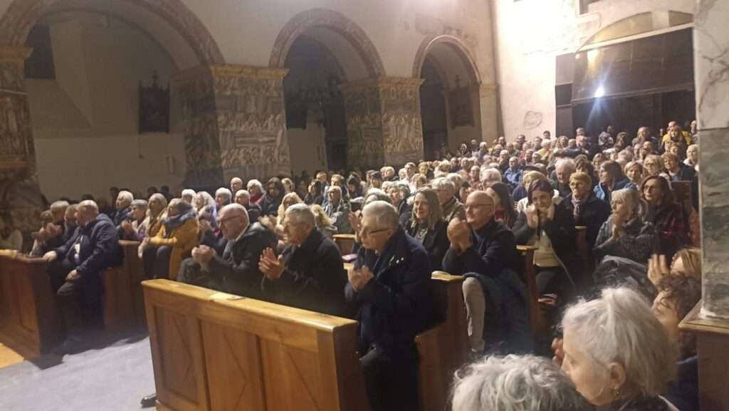 Il pubblico nella navata principale della chiesa di sant'orso, il 29 gennaio 2026 (c) nos alpes