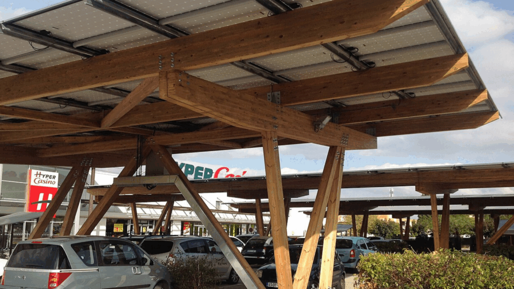 Ombrière photovoltaïque 16_9 en France (c) CC BY SA 3_0 Semflex Wikimedia Commons