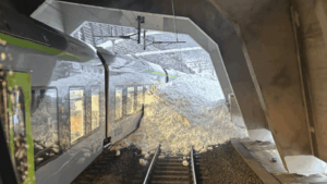 Avalanche dans le Valais, la sortie du tunnel avec le train déraillé à Goppenstein, le 16 février 2026 (c) Police cantonale valaisanne