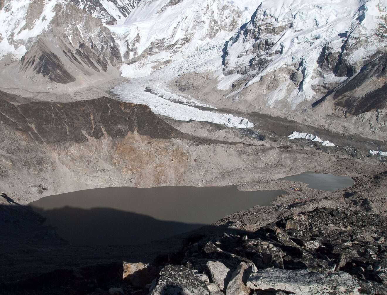Il Ghiacciaio del Khumbu, punto critico dell’ascesa all’Everest che la nuova via di Marc Batard intende semplificare, Le Glacier du Khumbu, point critique de l'ascension de l'Everest que la nouvelle voie de Marc Batard entend simplifier (c) Vyacheslav Argenberg, CC BY-SA 4.0, Wikimedia Commons