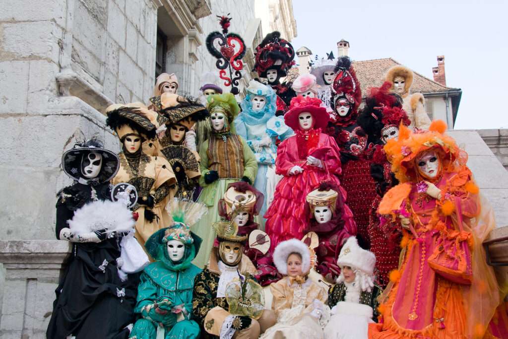 Ce week-end le Carnaval vénitien anime Annecy Il Carnevale veneziano di Annecy, Le Carnaval vénitien d’Annecy (c) CC BY-SA 3.0, Sdalu, Wikimedia Commons