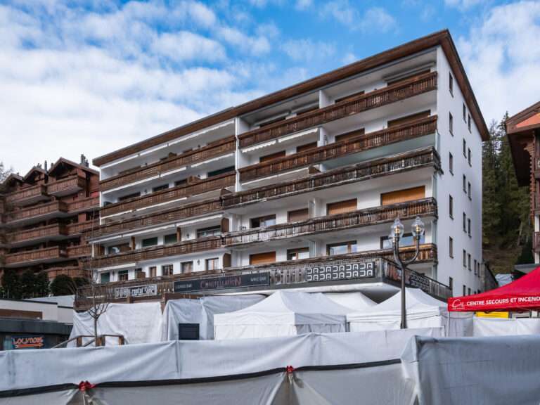 Le Constellation di Crans-Montana, sede del grave incendio di Capodanno nel quale sono rimasti feriti 42 giovani di Italia, Francia e Svizzera; Le Constellation de Crans-Montana, théâtre du grave incendie du Nouvel An qui a blessé 42 jeunes d’Italie, France et Suisse (c) CC BY-SA 4.0, Christian David, Wikimedia Commons