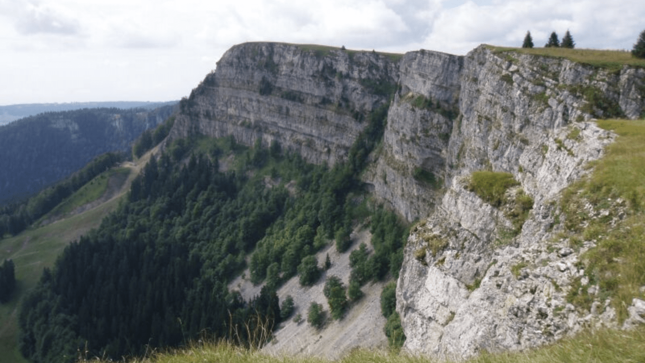Il Massiccio del Jura, che ha dato origine al termine “Giurassico”, Le Massif du Jura, qui a donné naissance au terme « Jurassique » (c) CC BY-SA 3.0, Vodimivado, Wikimedia Commons