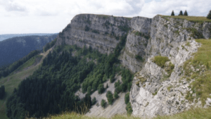 Il Massiccio del Jura, che ha dato origine al termine “Giurassico”, Le Massif du Jura, qui a donné naissance au terme « Jurassique » (c) CC BY-SA 3.0, Vodimivado, Wikimedia Commons