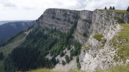 Giurassico, una parola nata… sul Massiccio del Jura Il Massiccio del Jura, che ha dato origine al termine “Giurassico”, Le Massif du Jura, qui a donné naissance au terme « Jurassique » (c) CC BY-SA 3.0, Vodimivado, Wikimedia Commons
