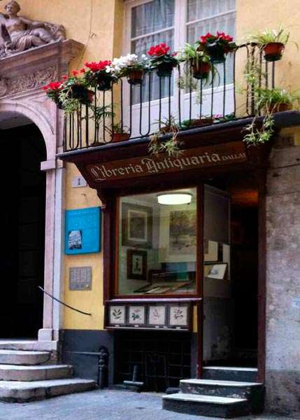 L'ingresso della libreria antiquaria Dallai