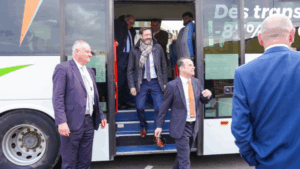 Lors de l'inauguration de l'usine à Villefranche-sur-Saône pour le retrofit des bus, le 9 février 2026 (c) Région Auvergne Rhône-Alpes