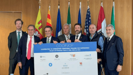 Photo de famille avec panneau à la rencontre du 6 février 2026 sur les Jeux Olympiques de 2026, 2030 et 2034 (c) Région Auvergne Rhône-Alpes presse