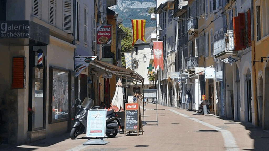 Rue d'Italie à Chambéry (c) CC BY SA 4_0 Florian Pépellin Wikimedia Commons