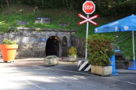 Le Saline di Bex, un pezzo di storia delle Alpi e della Svizzera Un des accès à la mine de sel à Bex, anton de Vaud (c) CC BY SA 3 0 Vaquins Wikimedia Commons