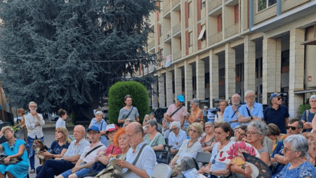 Uno dei dieci cedri di Piazza europa a Cuneo, e un incontro nell'estate 2025, in loro difesa (c) fonte Comitato Tutela Piazza Europa- Cuneo