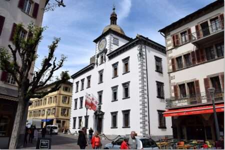 Sion, dans le Valais, analysera les eaux usées pour mesurer la consommation de drogues L'Hôtel de Ville à Sion (c) CC BY SA 2_0 János Korom Dr. Wikimedia Commons