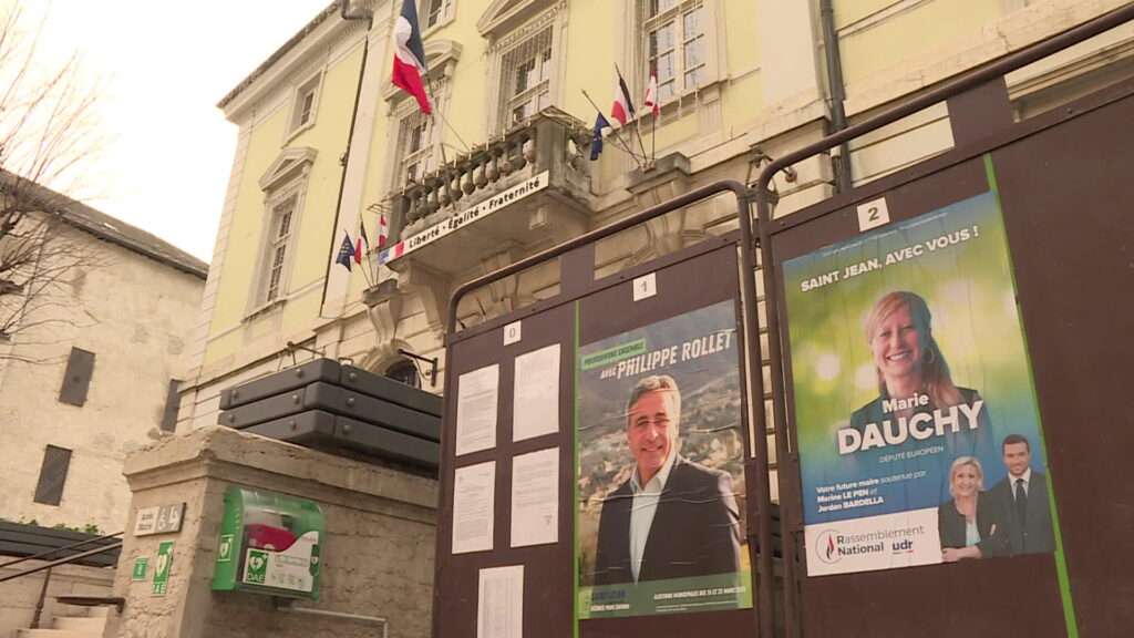Des affiches électorales pour les municipales 2026 à Saint Jean de Maurienne (c) Nos Alpes Club