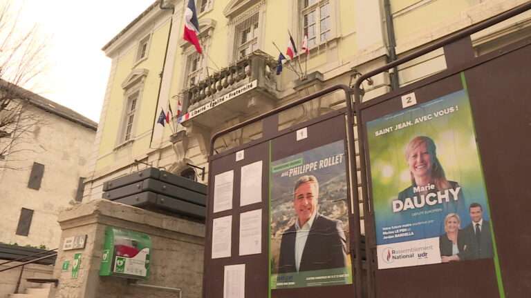 Comunali 2026 in Francia: nuovi interlocutori per la cooperazione frontaliera Des affiches électorales pour les municipales 2026 à Saint Jean de Maurienne (c) Nos Alpes Club