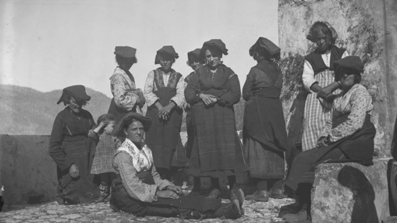 Donne di Sonnino in abito tipico, di Gabrielle Hébert (c) CC BY SA Wikimedia Commons