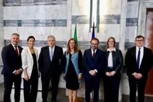 Foto di famiglia con la missione Assemblée parlementaire de la francophonie al Parlamento italiano a Roma il 20 marzo 2026 (C) APF