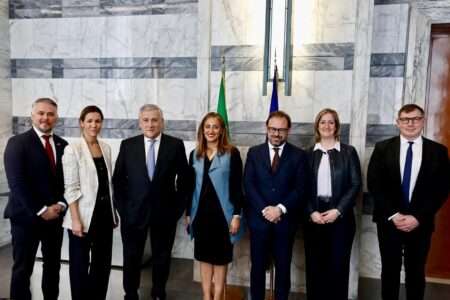 Foto di famiglia con la missione Assemblée parlementaire de la francophonie al Parlamento italiano a Roma il 20 marzo 2026 (C) APF