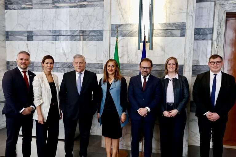 Foto di famiglia con la missione Assemblée parlementaire de la francophonie al Parlamento italiano a Roma il 20 marzo 2026 (C) APF