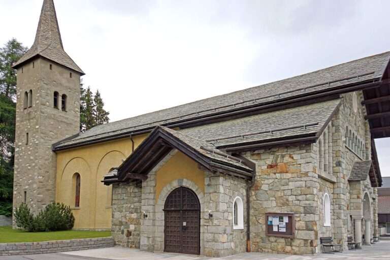 La parrocchia di Sankt Moritz, dove è stata sospesa la celebrazione della messa in italiano; La paroisse de Saint-Moritz, où la célébration de la messe en italien a été suspendue (c) CC BY-SA 2.0, Dennis G. Jarvis, Wikimedia Commons