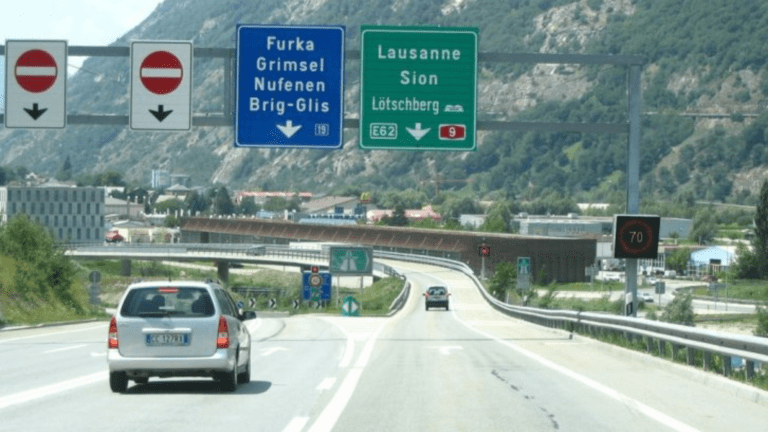 Una possibile tassa di transito per i veicoli stranieri in Svizzera; Une éventuelle taxe de transit pour les véhicules étrangers en Suisse (c) Public domain, Frans Bosch & Frits, Wikimedia Commons