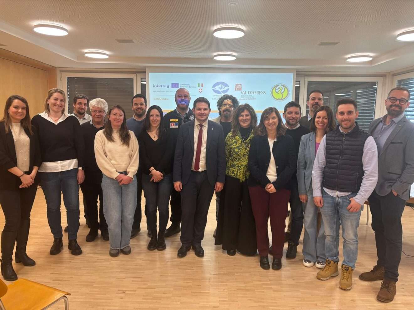 L’incontro di presentazione del progetto “CollonBike”, dedicato alla creazione di una rete ciclistica tra Valle d’Aosta e Vallese; La réunion de présentation du projet « CollonBike », consacré à la création d’un réseau cyclable entre la Vallée d’Aoste et le Valais (AC MediaPress)