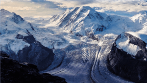 La copertina del saggio “Diritto glaciale e post-glaciale” che Roberto Louvin dedica a ghiacciai e diritto; La couverture de l'ouvrage « Droit glaciaire et post-glaciaire » que Roberto Louvin consacre aux glaciers et au droit (c) Giappichelli