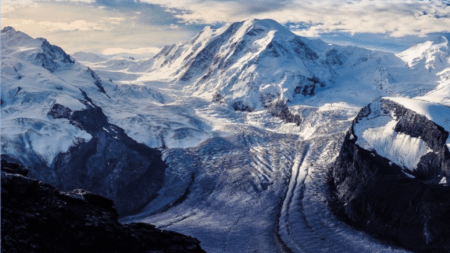 La copertina del saggio “Diritto glaciale e post-glaciale” che Roberto Louvin dedica a ghiacciai e diritto; La couverture de l'ouvrage « Droit glaciaire et post-glaciaire » que Roberto Louvin consacre aux glaciers et au droit (c) Giappichelli