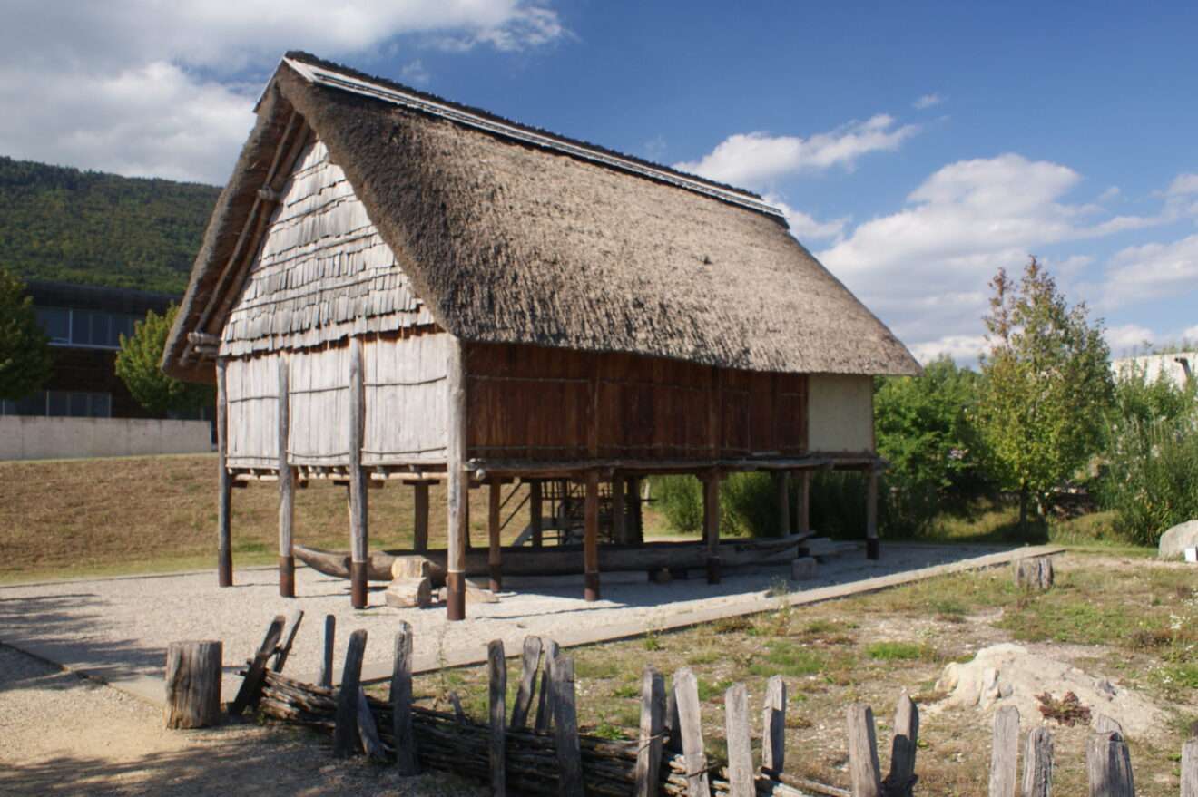 Ricostruzione di un esempio di palafitte alpine, Reconstruction d’un exemple de palafittes alpines (c) CC BY-SA 3.0, Gab01, Wikimedia Commons
