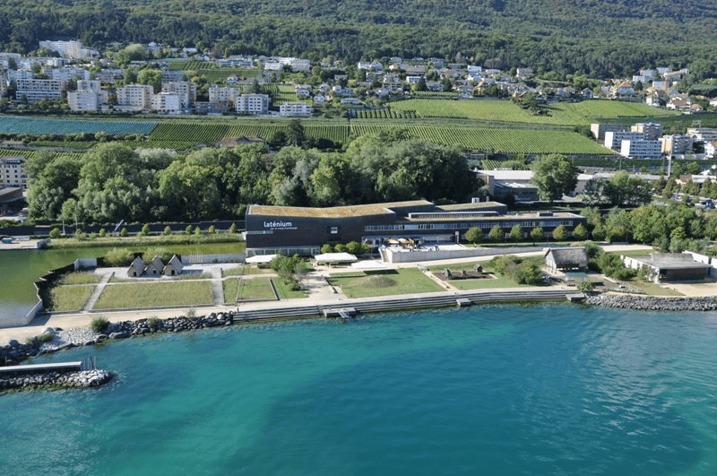 Il Laténium, parco e museo archeologico a Neuchâtel (c) CC BY-SA 4.0, Yves André Marc Antoine Kaeser - Archives du Laténium, Wikimedia Commons