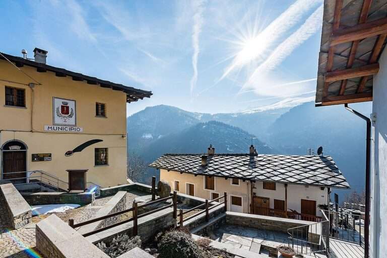 Il municipio di Ostana (c) CC BY SA 4_0 Silvia Pasquetto Wikimedia Commons