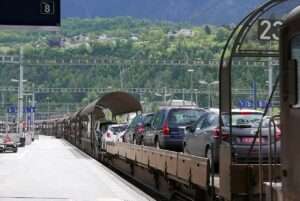 Kandersteg Iselle Brig, navettes train voitures (c) CC BY SA 4_0 NAC Wkimedia Commons