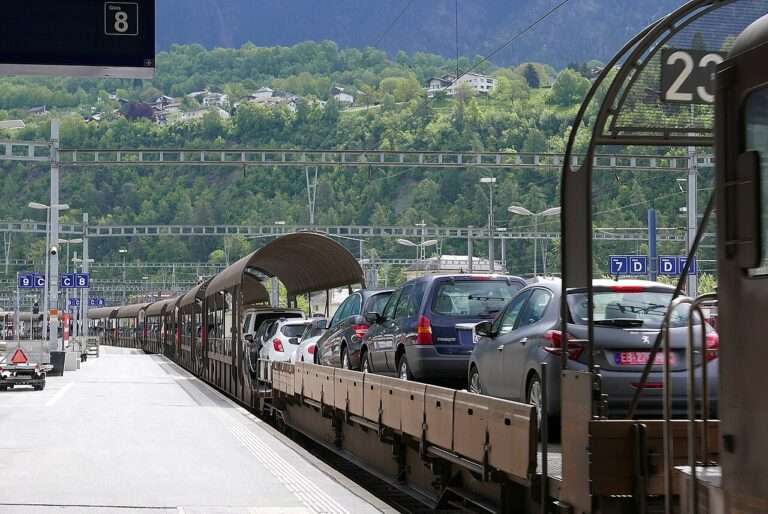 Avete provato la vecchia ferrovia e il tunnel storico del Lötschberg? Kandersteg Iselle Brig, navettes train voitures (c) CC BY SA 4_0 NAC Wkimedia Commons