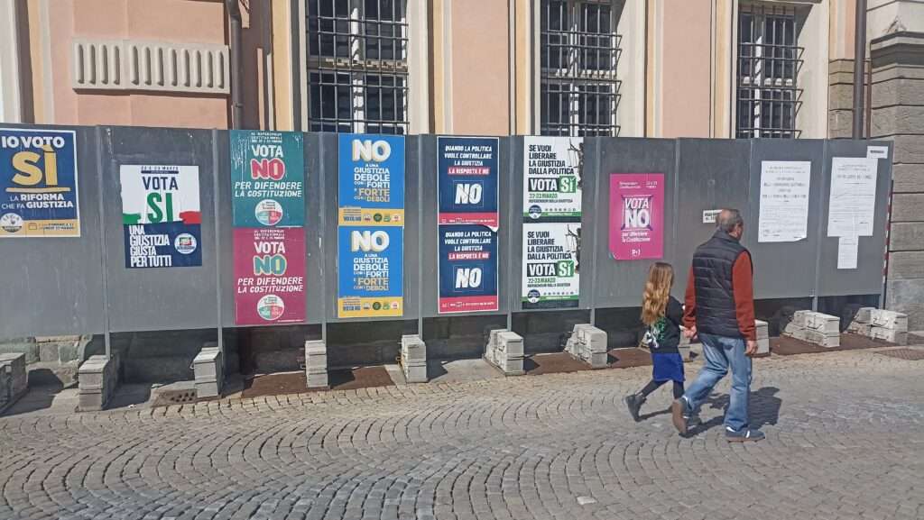 Referendum costituzionale in Italia sulla riforma della giustizia, si vota domenica e lunedì Le bacheche elettorali del referendum sulla giustizia, il 20 marzo 2026 (c) Nos Alpes