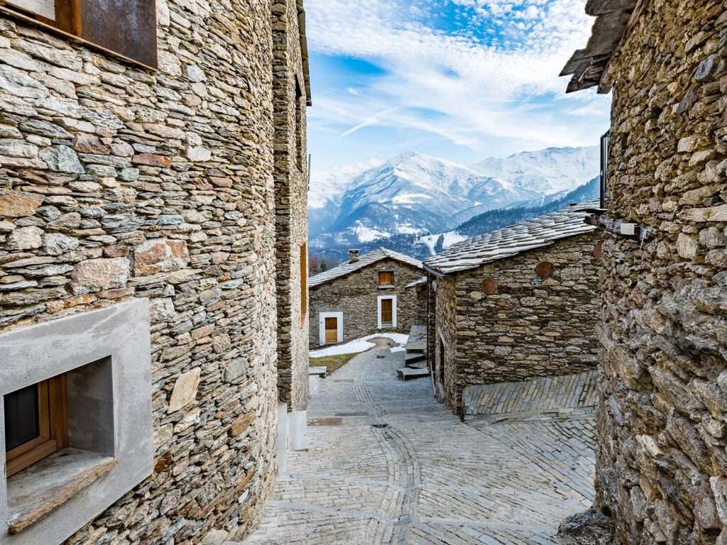 Ostana, una via del paese, con al pavimentazione in perfetto ordine (c) CC BY SA 4 0 Silvia Pasquetto Wikimedia Commons