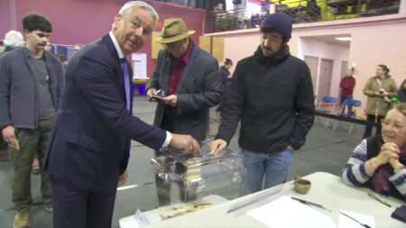 L'ancien maire d'Annecy, Jean-Marc Rigaud, vote au premier tour de Municipales 2026 (C) Nos Alpes Club