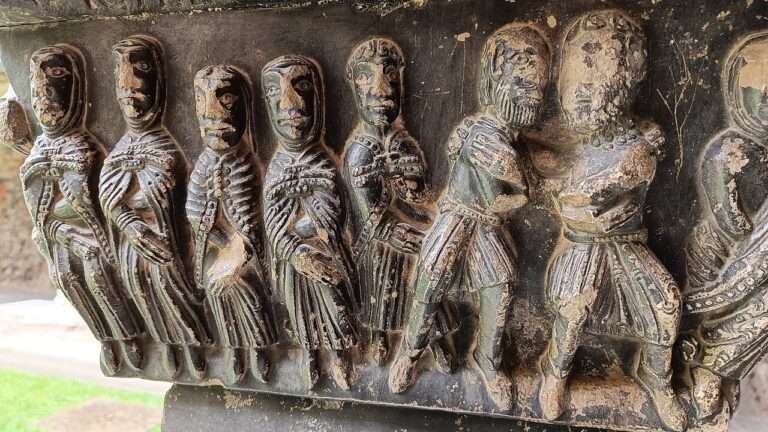 Il templare, la censura / 4 Au cloître de Saint-Ours, à Aoste (c) CC BY-SA 4_0 Carlodell Wikimedia Commons