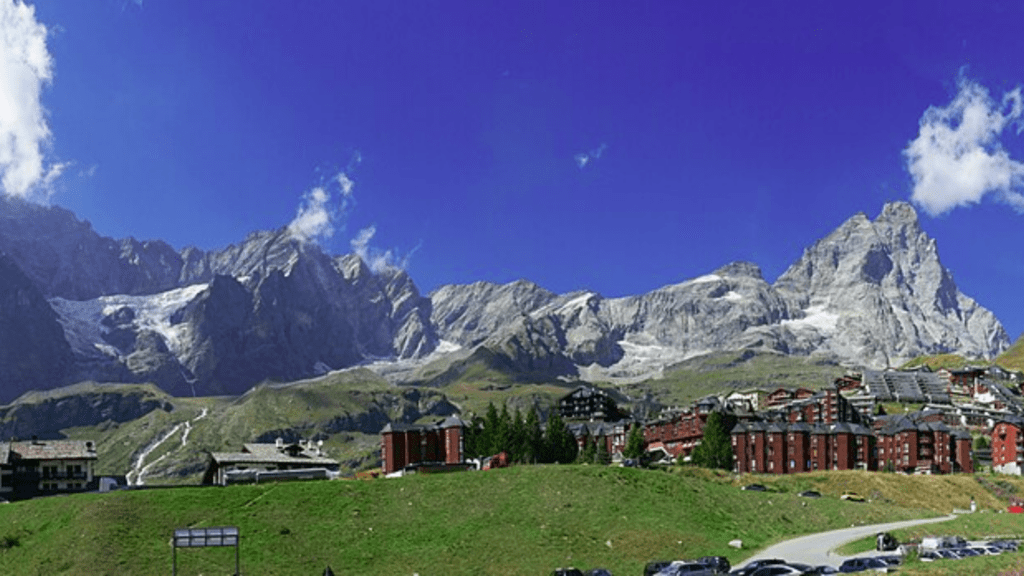 Breuil Cervinia (c) CC BY SA Tila Monto Wikimedia Commons