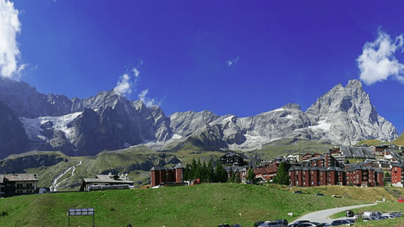 Breuil Cervinia (c) CC BY SA Tila Monto Wikimedia Commons