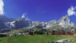 Breuil Cervinia (c) CC BY SA Tila Monto Wikimedia Commons