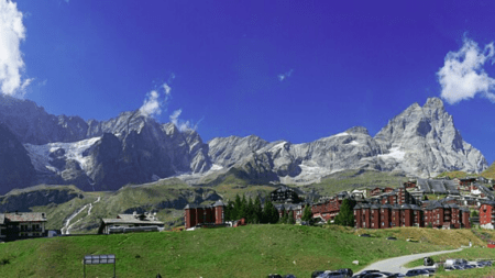 Breuil Cervinia (c) CC BY SA Tila Monto Wikimedia Commons