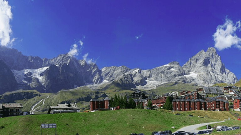 Breuil Cervinia (c) CC BY SA Tila Monto Wikimedia Commons