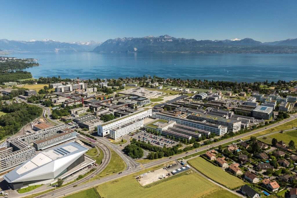 De nouveaux outils IA pour étudier les animaux sauvages en Suisse Il Politecnico di Losanna, sede dei laboratori di ricerca svizzera nei quali sono allo studio nuovi strumenti IA per il monitoraggio degli animali selvatici; L'École polytechnique fédérale de Lausanne, qui abrite les laboratoires de recherche suisses où sont actuellement étudiés de nouveaux outils d'IA destinés à la surveillance des animaux sauvages (c) CC BY-SA 4.0, Mediacom EPFL, Wikimedia Commons