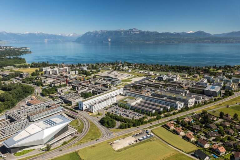Il Politecnico di Losanna, sede dei laboratori di ricerca svizzera nei quali sono allo studio nuovi strumenti IA per il monitoraggio degli animali selvatici; L'École polytechnique fédérale de Lausanne, qui abrite les laboratoires de recherche suisses où sont actuellement étudiés de nouveaux outils d'IA destinés à la surveillance des animaux sauvages (c) CC BY-SA 4.0, Mediacom EPFL, Wikimedia Commons