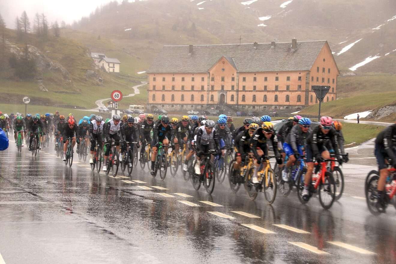 La tappa al Passo del Sempione nel Giro d’Italia 2023, L'étape au Col du Simplon lors du Giro d'Italia 2023 (c) CC BY-SA 4.0, Hp.Baumeler, Wikimedia Commons