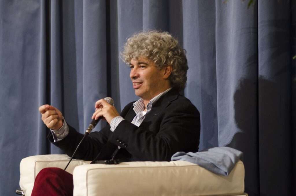 Roberto Cavallo, autore di “Economia della staffetta”; Roberto Cavallo, auteur de « L’économie du relais » (c) CC BY-SA 4.0, Noemi.silvestri, Wikimedia Commons