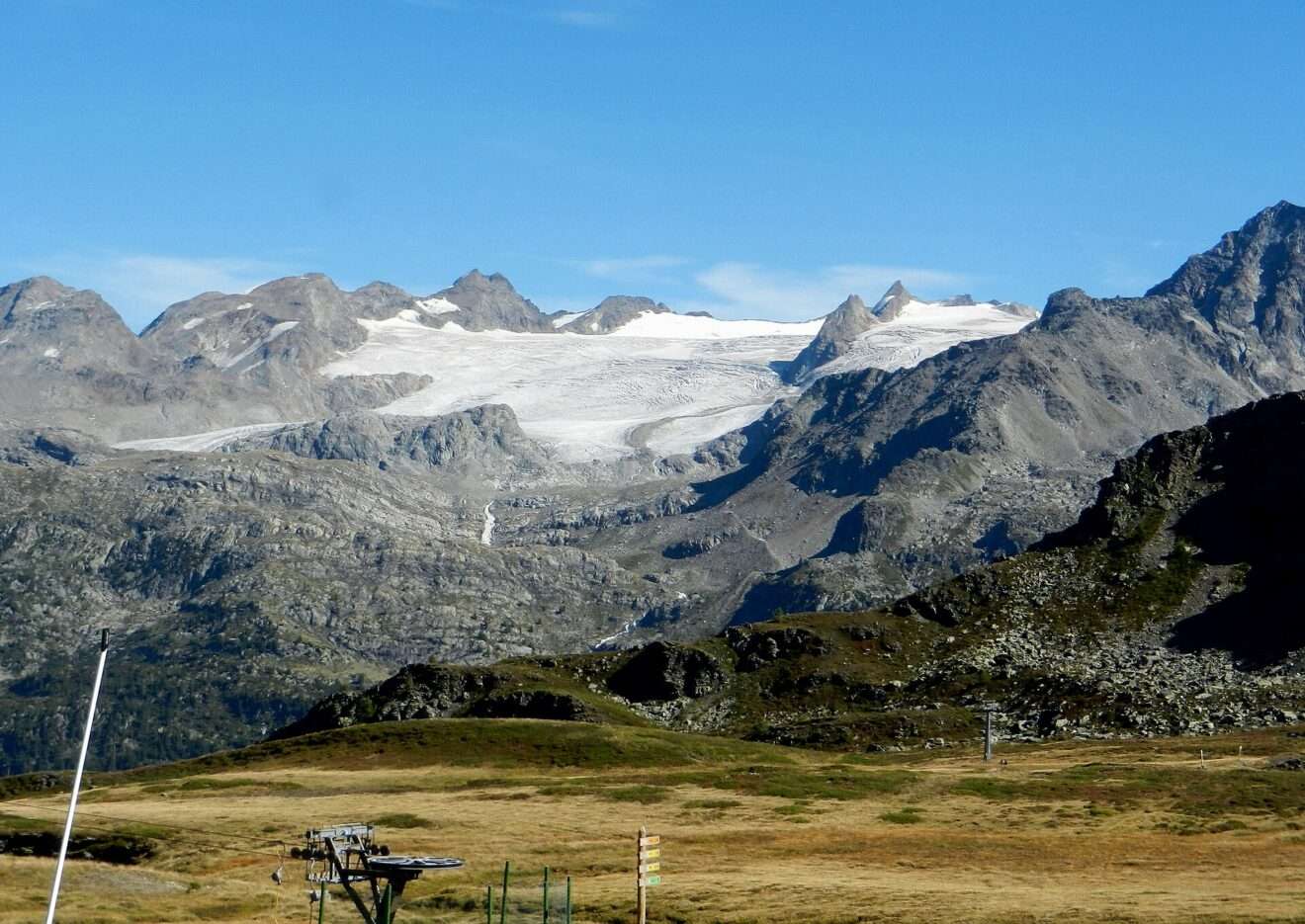 Il Ghiacciaio del Rutor, uno dei ghiacciai delle Alpi monitorati dal World Glacier Monitoring Service; Le Glacier du Rutor, l’un des glaciers intéressés du suivi du World Glacier Monitoring Service (c) CC BY-SA 4.0, bbruno, Wikimedia Commons
