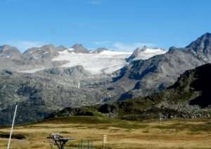Il Ghiacciaio del Rutor, uno dei ghiacciai delle Alpi monitorati dal World Glacier Monitoring Service; Le Glacier du Rutor, l’un des glaciers intéressés du suivi du World Glacier Monitoring Service (c) CC BY-SA 4.0, bbruno, Wikimedia Commons